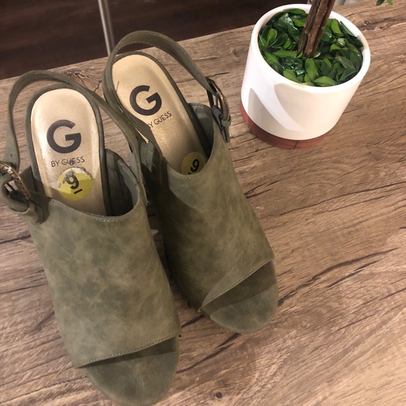 ✨G by Guess✨ Olive Green Strap Clogs size 9 - Picture 6 of 7